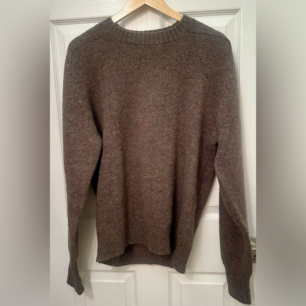 THE MAN’S SHOP Lord & Taylor 100% wool sweater